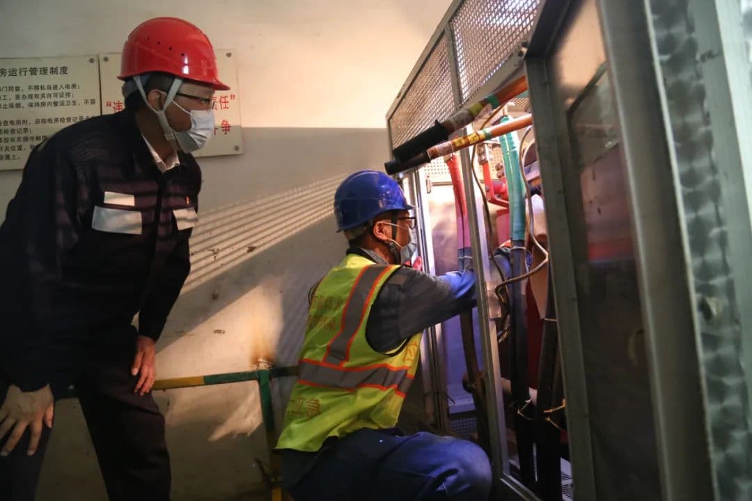 6月23日，东莞西区供电局在清远英德市英湖花苑小区抢修复电现场