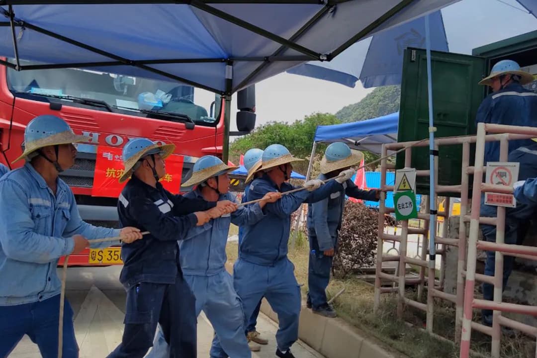 6月26日，东莞东南区供电局的供电人员齐心协力拆除电缆分接箱。